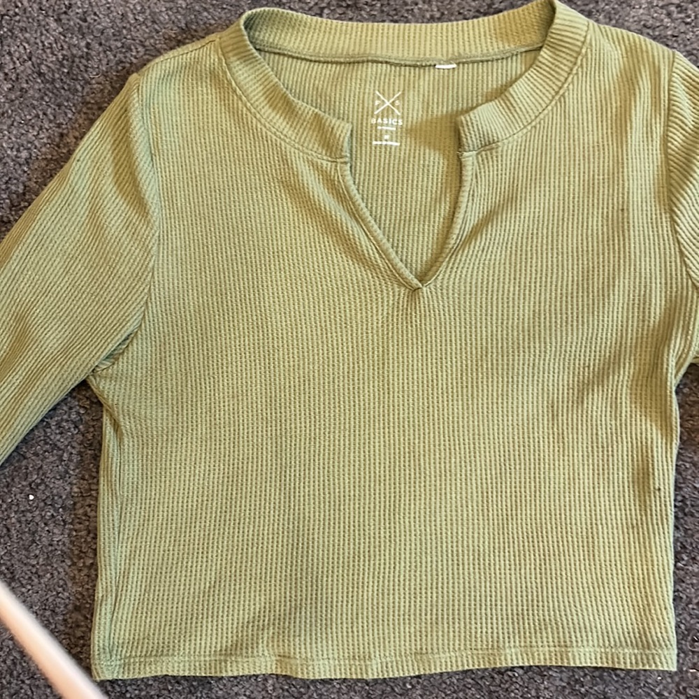 Pac Sun Crop Top Size Medium: super cute, long sleeves, v neck, cropped fit